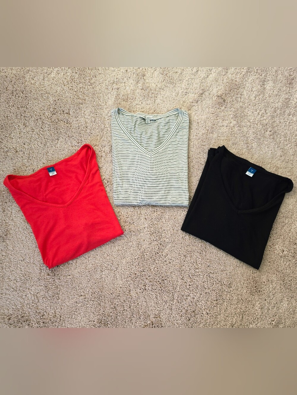 Lot of Women's Old Navy & Green Envelope V-Neck Short Sleeve T-Shirts